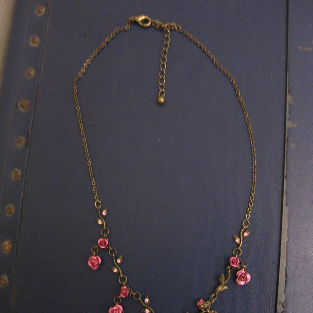 NWOT American Eagle AE rhinestone rose necklace - Picture 2 of 4